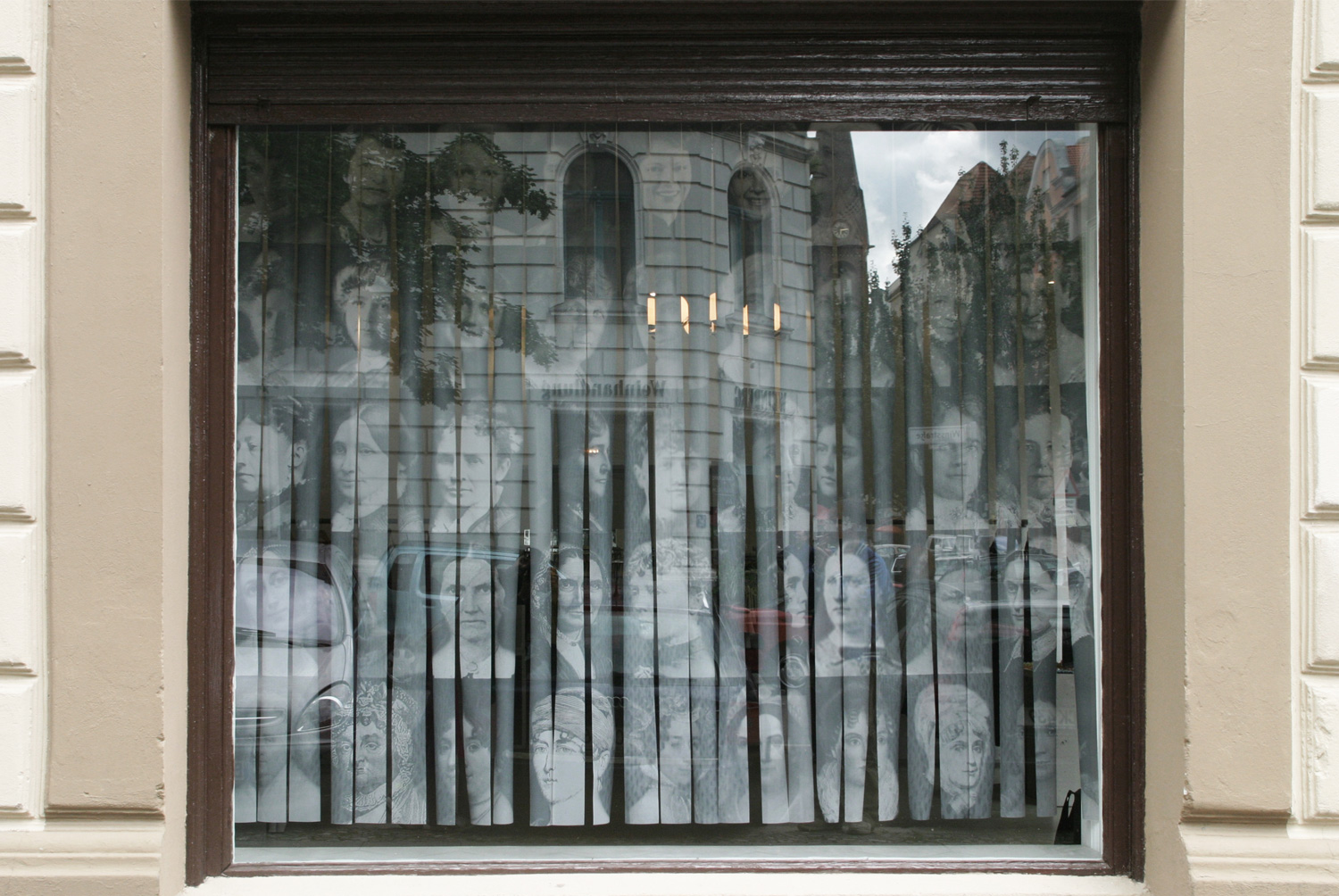 the United Ladies of Amerika (2007) PAPER CURTAIN